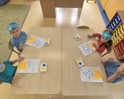 dzieci podczas obchodów dnia polskiej niezapominajki