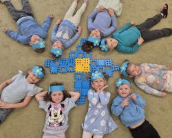 dzieci podczas obchodów dnia polskiej niezapominajki