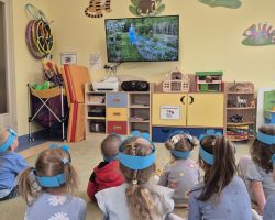 dzieci podczas obchodów dnia polskiej niezapominajki