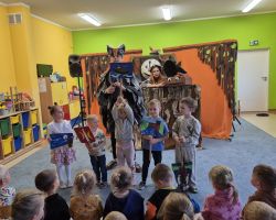 dzieci i aktorzy teatralni podczas przedstawienia w przedszkolu