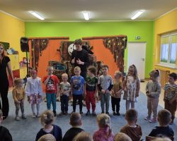 dzieci i aktorzy teatralni podczas przedstawienia w przedszkolu