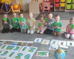 dzieci podczas obchodów dnia ziemi