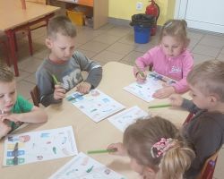 dzieci podczas obchodów dnia ziemi