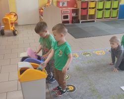 dzieci podczas obchodów dnia ziemi