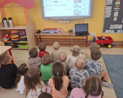 dzieci podczas obchodów dnia ziemi