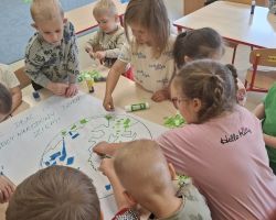 dzieci podczas obchodów dnia ziemi