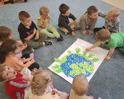 dzieci podczas obchodów dnia ziemi