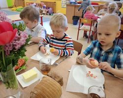 dzieci podczas wielkanocnego śniadania i poszukiwania zajączka