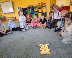 dzieci podczas wielkanocnego śniadania i poszukiwania zajączka