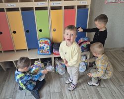 dzieci podczas wielkanocnego śniadania i poszukiwania zajączka