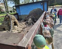 dzieci i dorośli podczas warsztatów i zwiedzania ogrodu zoobotanicznego