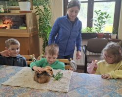 dzieci i dorośli podczas warsztatów i zwiedzania ogrodu zoobotanicznego