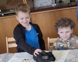 dzieci i dorośli podczas warsztatów i zwiedzania ogrodu zoobotanicznego