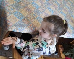 dzieci i dorośli podczas warsztatów i zwiedzania ogrodu zoobotanicznego