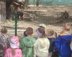 dzieci i dorośli podczas warsztatów i zwiedzania ogrodu zoobotanicznego