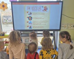 dzieci podczas obchodów światowego dnia zdrowia