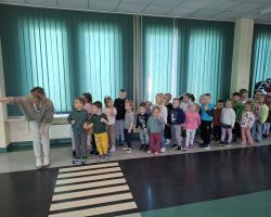 dzieci i dorośli podczas wycieczki do WORD