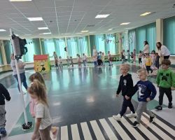 dzieci i dorośli podczas wycieczki do WORD