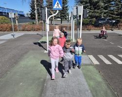 dzieci i dorośli podczas wycieczki do WORD