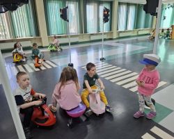 dzieci i dorośli podczas wycieczki do WORD