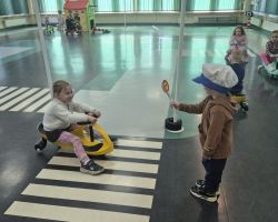 dzieci i dorośli podczas wycieczki do WORD