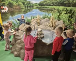 dzieci podczas wycieczki do Centrum Nowoczesności Młyn Wiedzy w Toruniu