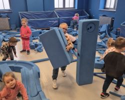 dzieci podczas wycieczki do Centrum Nowoczesności Młyn Wiedzy w Toruniu