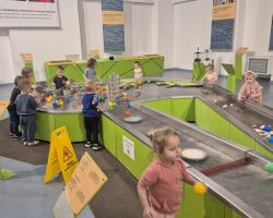 dzieci podczas wycieczki do Centrum Nowoczesności Młyn Wiedzy w Toruniu