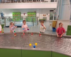 dzieci podczas wycieczki do Centrum Nowoczesności Młyn Wiedzy w Toruniu