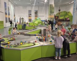 dzieci podczas wycieczki do Centrum Nowoczesności Młyn Wiedzy w Toruniu