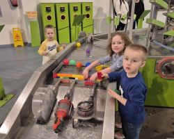 dzieci podczas wycieczki do Centrum Nowoczesności Młyn Wiedzy w Toruniu