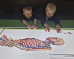 dzieci podczas wycieczki do Centrum Nowoczesności Młyn Wiedzy w Toruniu