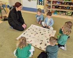 dzieci, teraputa i dwa psy podczas zajęć z dogoterapii