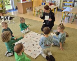 dzieci, teraputa i dwa psy podczas zajęć z dogoterapii