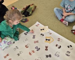 dzieci, teraputa i dwa psy podczas zajęć z dogoterapii