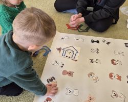 dzieci, teraputa i dwa psy podczas zajęć z dogoterapii