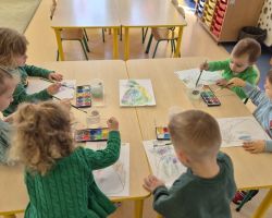 dzieci podczas obchodów pierwszego dnia wiosny