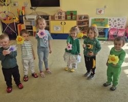 dzieci podczas obchodów pierwszego dnia wiosny