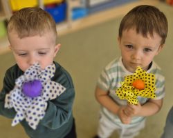 dzieci podczas obchodów pierwszego dnia wiosny