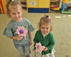 dzieci podczas obchodów pierwszego dnia wiosny