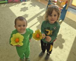 dzieci podczas obchodów pierwszego dnia wiosny