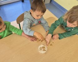 dzieci podczas obchodów pierwszego dnia wiosny