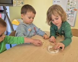 dzieci podczas obchodów pierwszego dnia wiosny