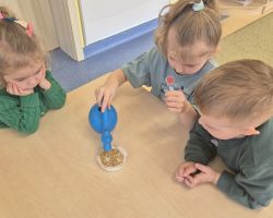 dzieci podczas obchodów pierwszego dnia wiosny