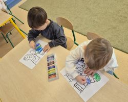 dzieci podczas obchodów dnia kolorowej skarpetki