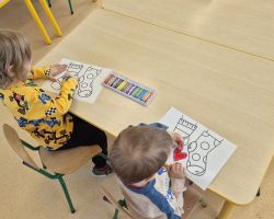 dzieci podczas obchodów dnia kolorowej skarpetki