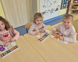 dzieci podczas obchodów dnia kolorowej skarpetki