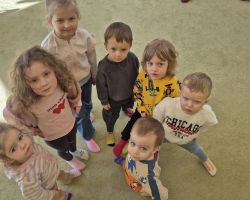 dzieci podczas obchodów dnia kolorowej skarpetki