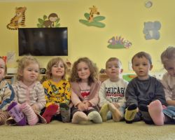 dzieci podczas obchodów dnia kolorowej skarpetki