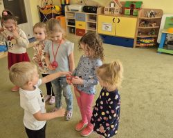 dzieci podczas obchodów dnia kobiet